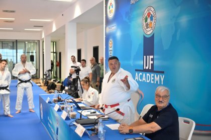 Флорин Ласкау за катедром ИЈФ академије у Београду