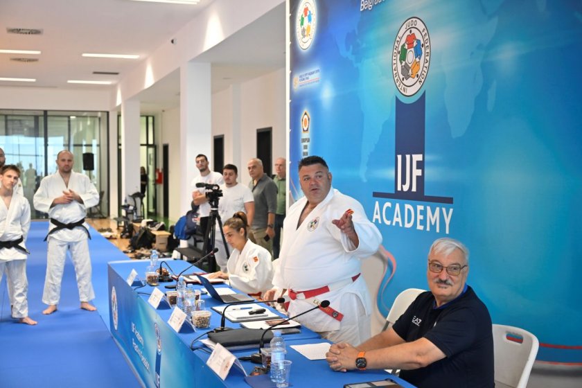Флорин Ласкау за катедром ИЈФ академије у Београду