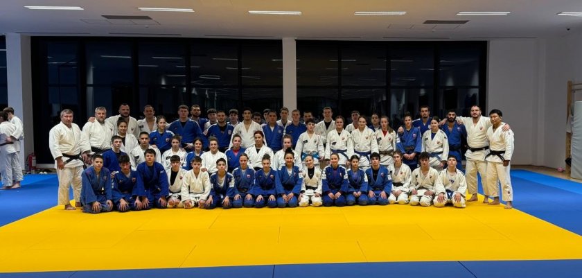 Црвено бели брусе форму на међународном кампу у Кошутњаку